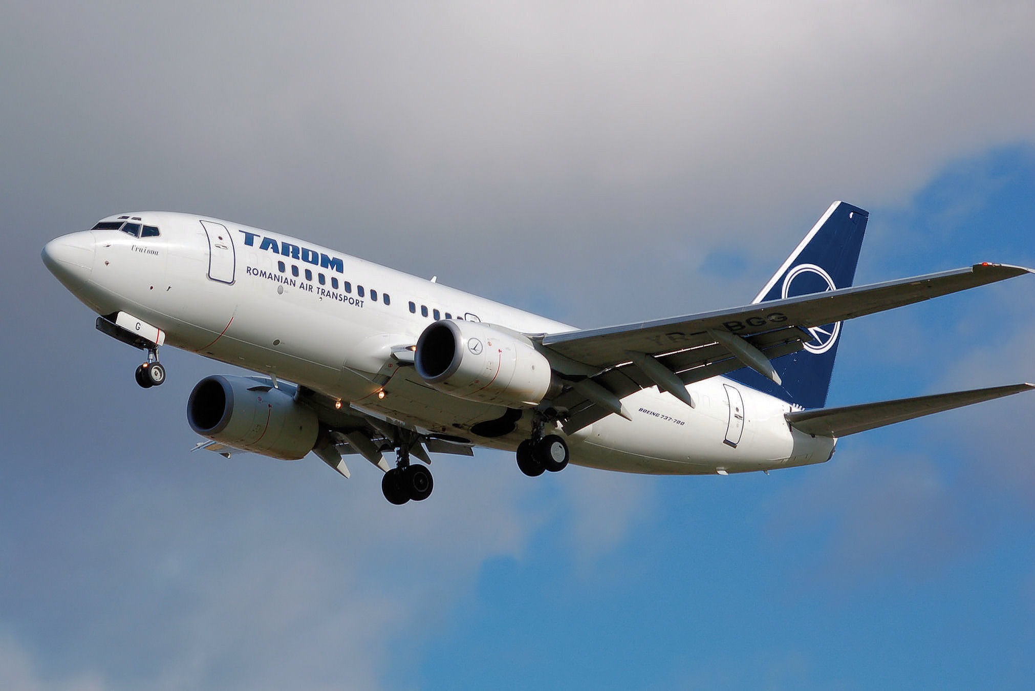 Tarom.b737-700.yr-bgg.arp.jpg
